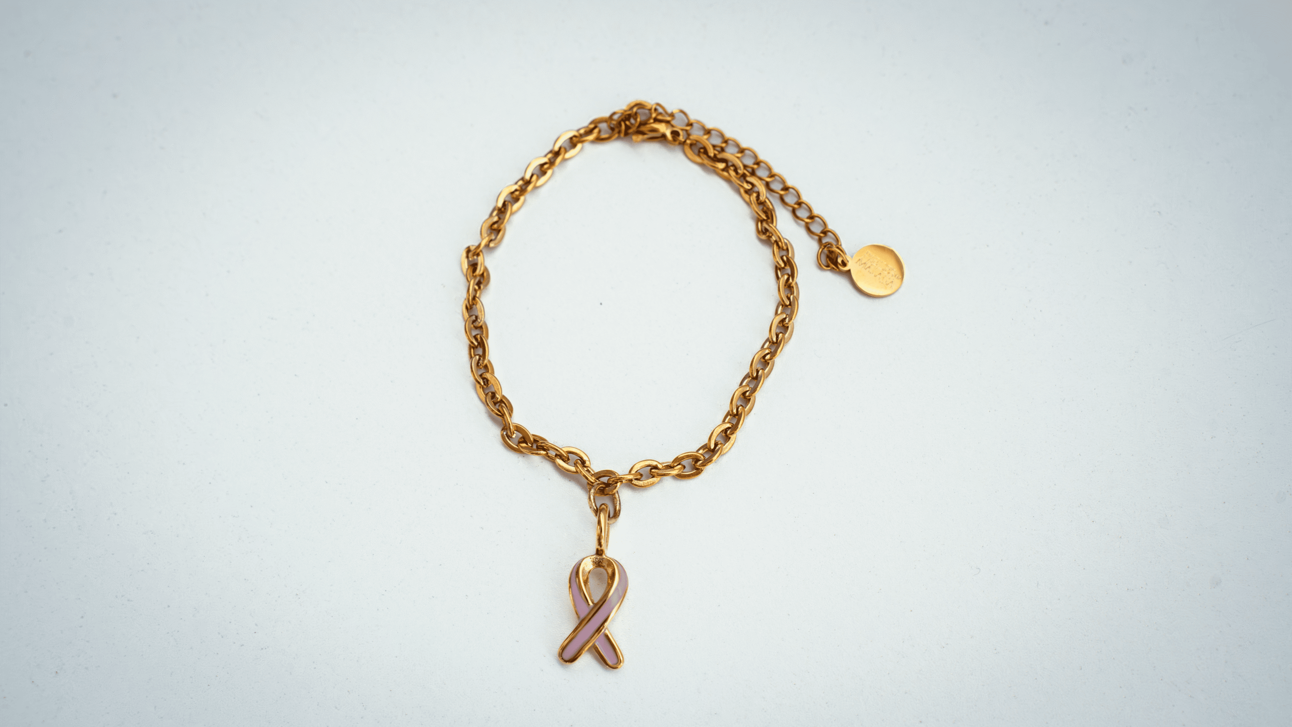 Pulsera dorada mesa