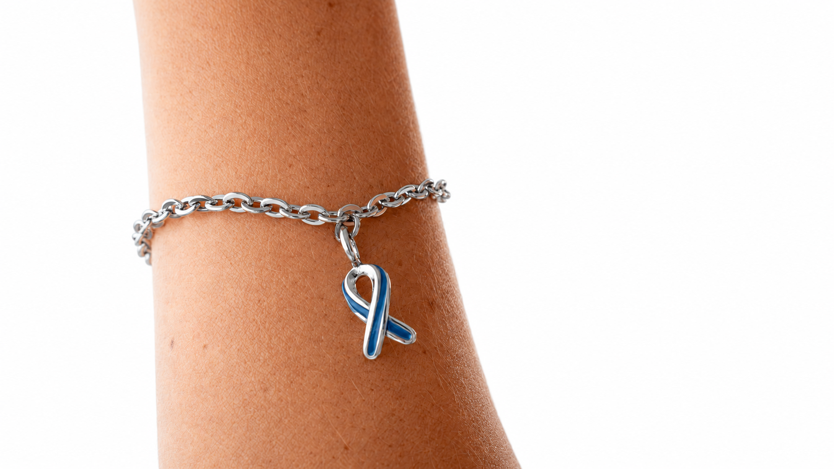 Pulsera plateada brazo