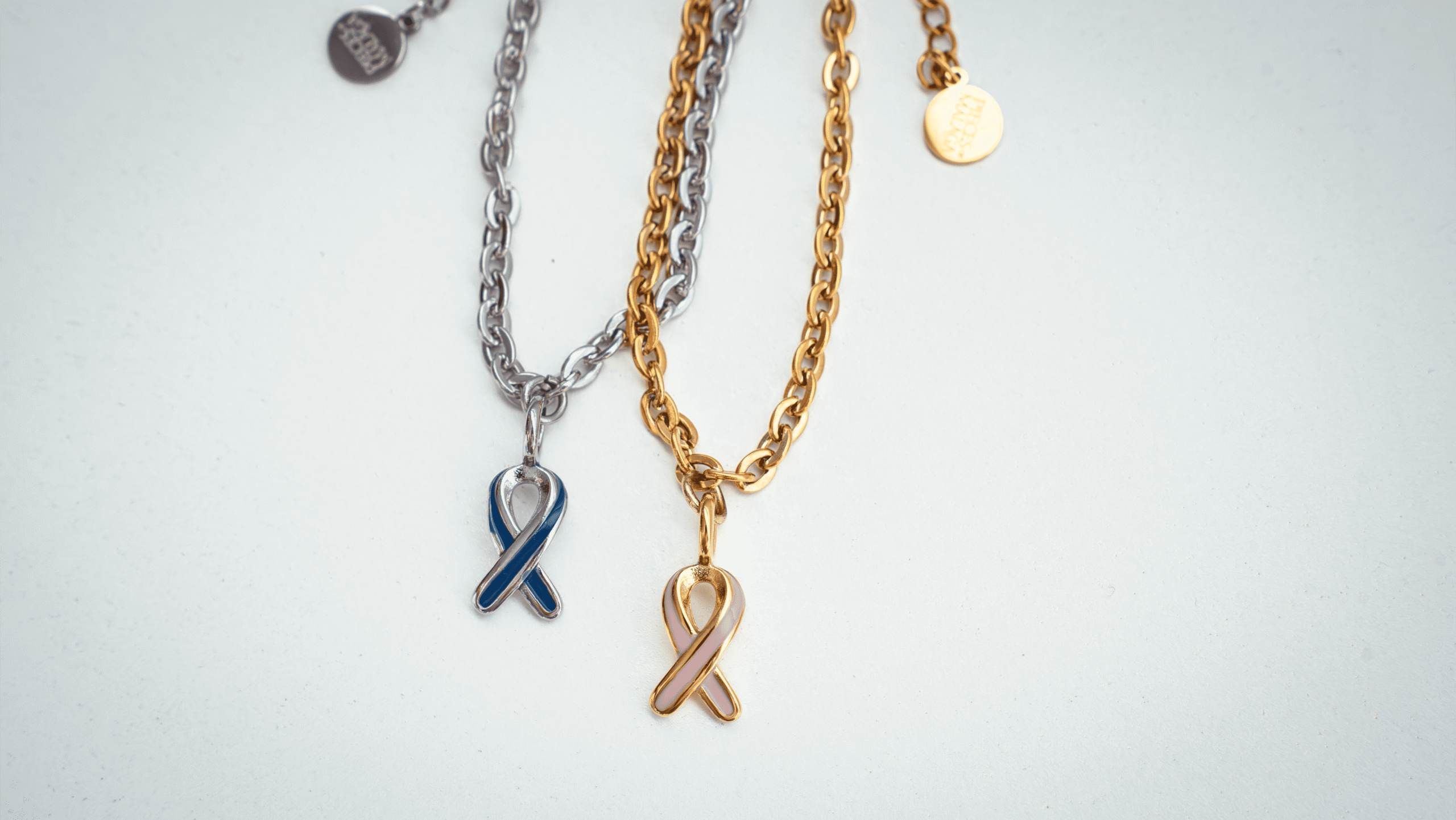 Pulseras metálicas mesa